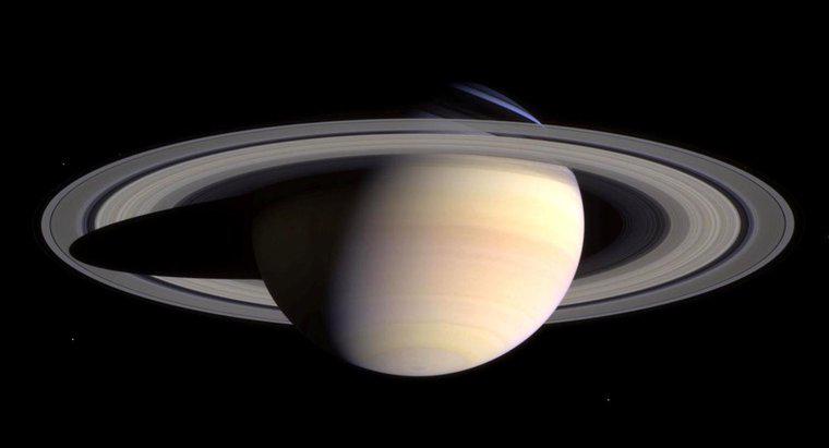 Quels sont les faits intéressants sur Saturne ?