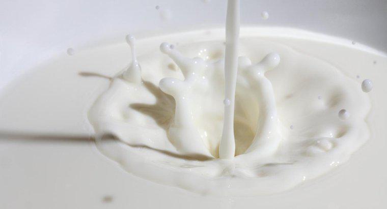 Pourquoi le lait caille-t-il lorsqu'il est mélangé avec du vinaigre ?