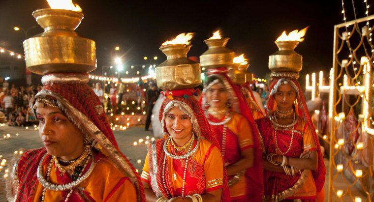Quels vêtements spéciaux sont traditionnellement portés pour Diwali ?