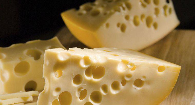Pourquoi le fromage suisse a-t-il des trous ?