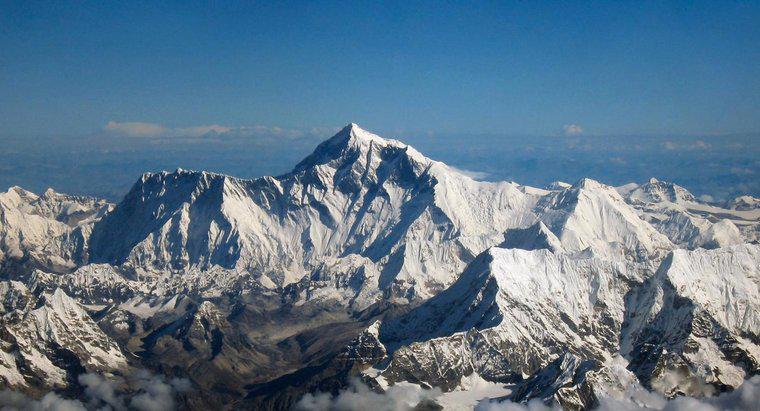 Sur quel continent se trouve le mont Everest ?