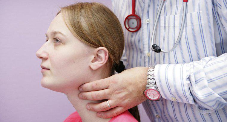 Quels sont les effets secondaires potentiels d'une thyroïdectomie totale?