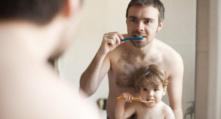 Combien de fois par jour dois-je me brosser les dents ?