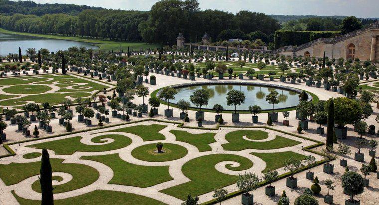 Quel type de jardin possède le château de Versailles ?
