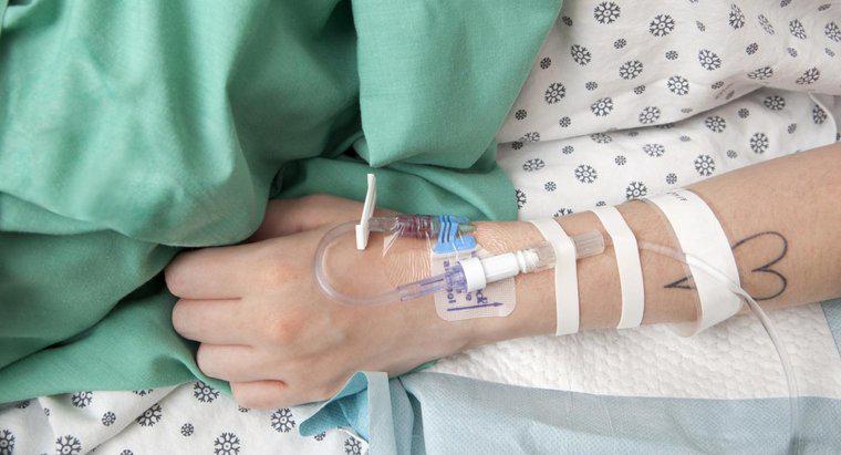 Pourquoi les hôpitaux utilisent-ils un goutte-à-goutte de solution saline dans une intraveineuse ?