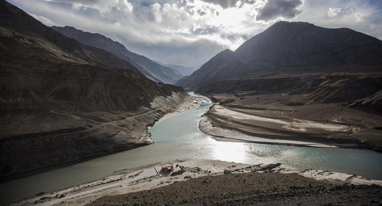 Quels sont certains faits sur le fleuve Indus?