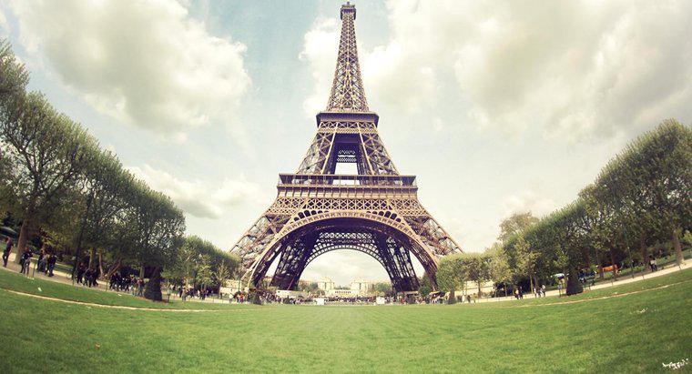 Combien de personnes visitent la Tour Eiffel chaque année ?