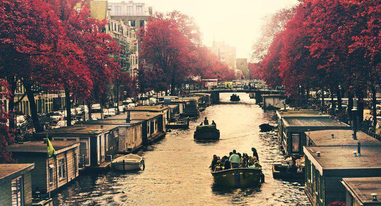 Pourquoi Amsterdam est-elle célèbre ?