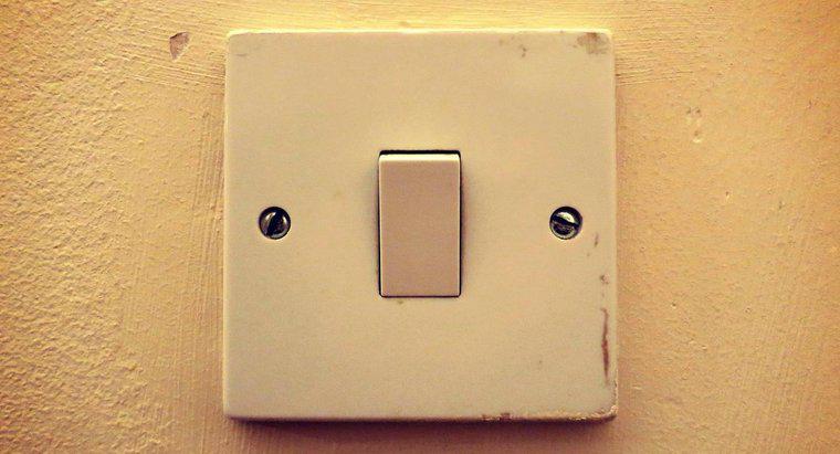 Comment câbler un interrupteur d'éclairage de base ?