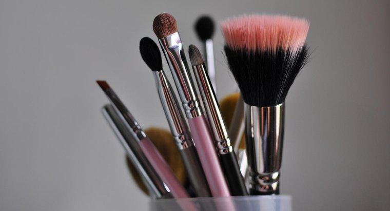 Comment nettoyer les pinceaux de maquillage à la maison ?