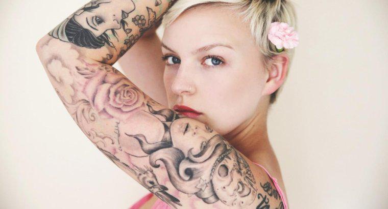 Quelles sont les complications possibles associées à l'utilisation de l'encre de tatouage rose ?