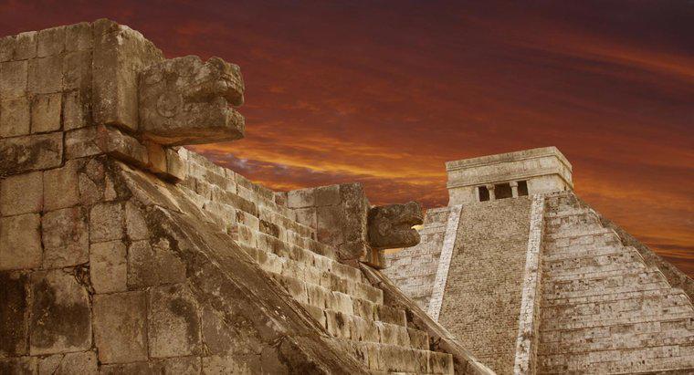 Quelles ont été les principales réalisations des civilisations aztèque et maya ?