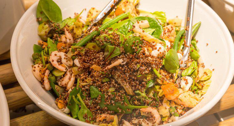 Recettes d'accompagnement de Noël : Salade de quinoa aux crevettes et aux épinards