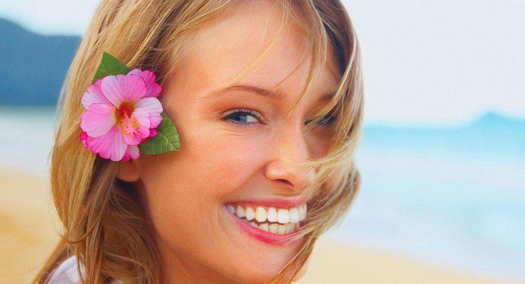 De quel côté une femme doit-elle porter une fleur hawaïenne dans ses cheveux ?