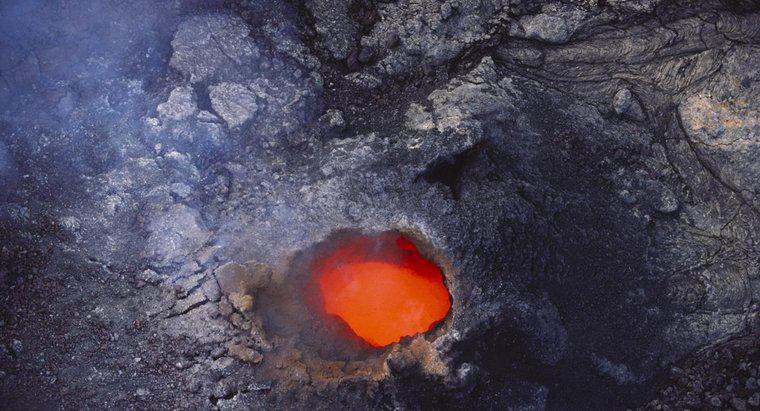 Quelles sont les trois étapes d'un volcan ?