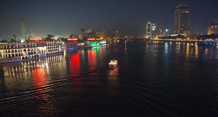 Quelles villes et villes se trouvent le long du Nil ?