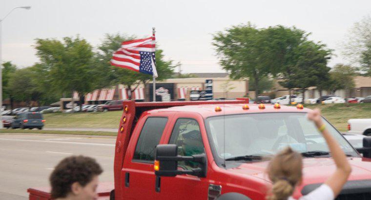 Pourquoi les gens accrochent-ils le drapeau américain à l'envers ?