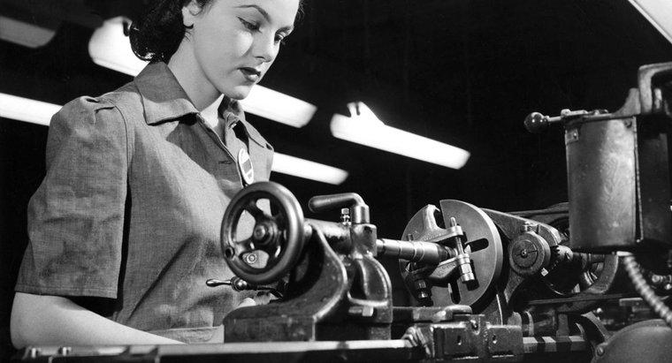 Quel était le salaire hebdomadaire moyen d'une ouvrière d'usine en 1944 ?
