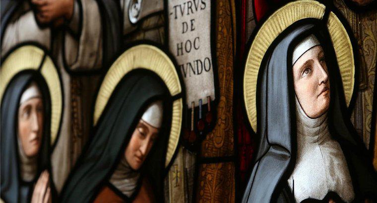 Quels sont les noms de saints féminins courants utilisés pour la confirmation ?