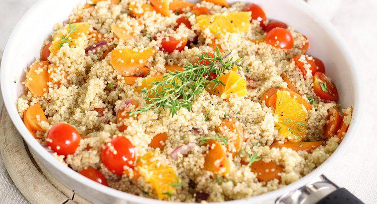 Recettes d'aliments sains avec salade de quinoa et de légumes