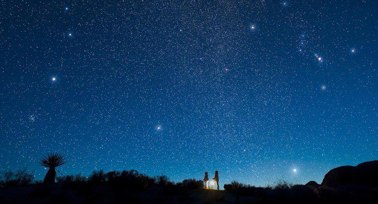 À quelle distance se trouve la constellation des Gémeaux de la Terre ?