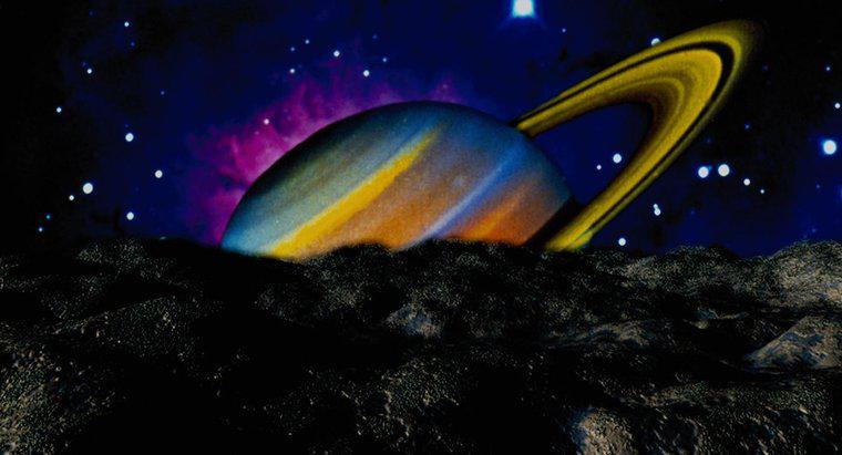 De quoi est faite la surface de Saturne ?