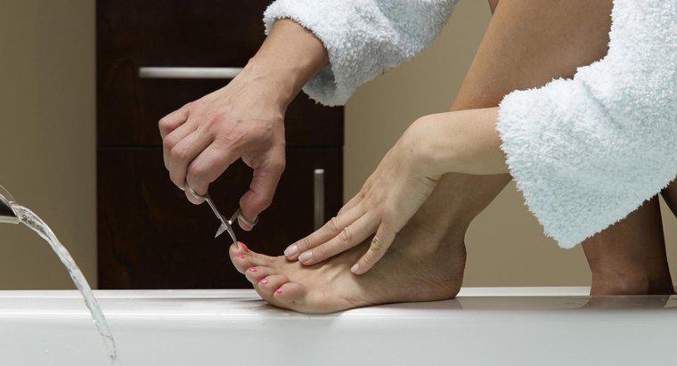 Quelles sont les causes des taches blanches sur les ongles des pieds ?