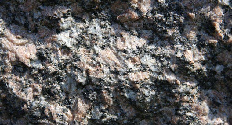 Quelles sont les couleurs les plus courantes des dalles de granit ?
