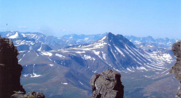 Quelle chaîne de montagnes sépare l'Europe de l'Asie ?