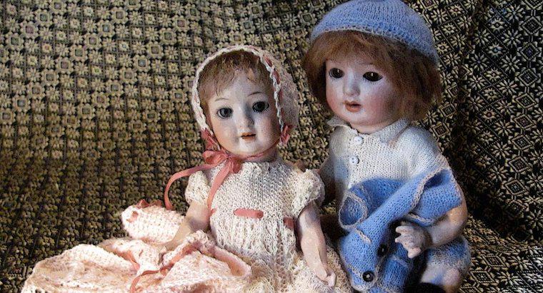 Quels facteurs contribuent à la valeur des poupées anciennes ?