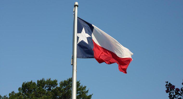 Quelle est la bonne façon de saluer le drapeau du Texas ?